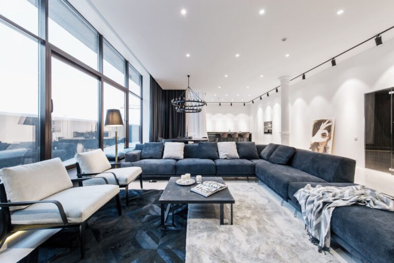 Modern luxury villa with panoramic windows and integrated smart systems — example of residential construction by Building Evolution