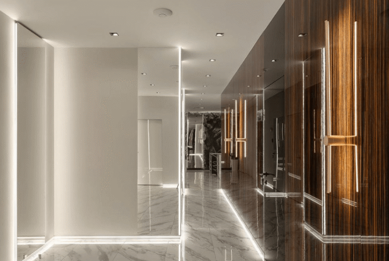 Contemporary clinic with wood panels, decorative plaster, and full-cycle delivery — Clinic by Building Evolution