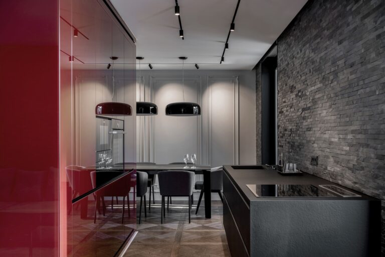 Modern apartment with lacquered glass partition and quartzite finishes — Burgundy Cube by Building Evolution